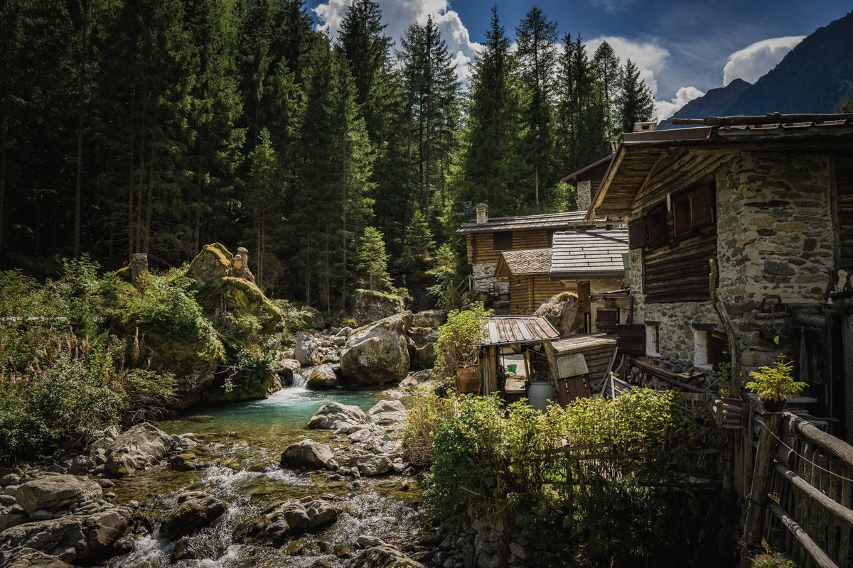 Cabaña junto a un río de montaña